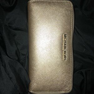 Michael Kors wallet barely used